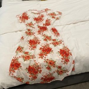 Stretchy floral dress with pockets
